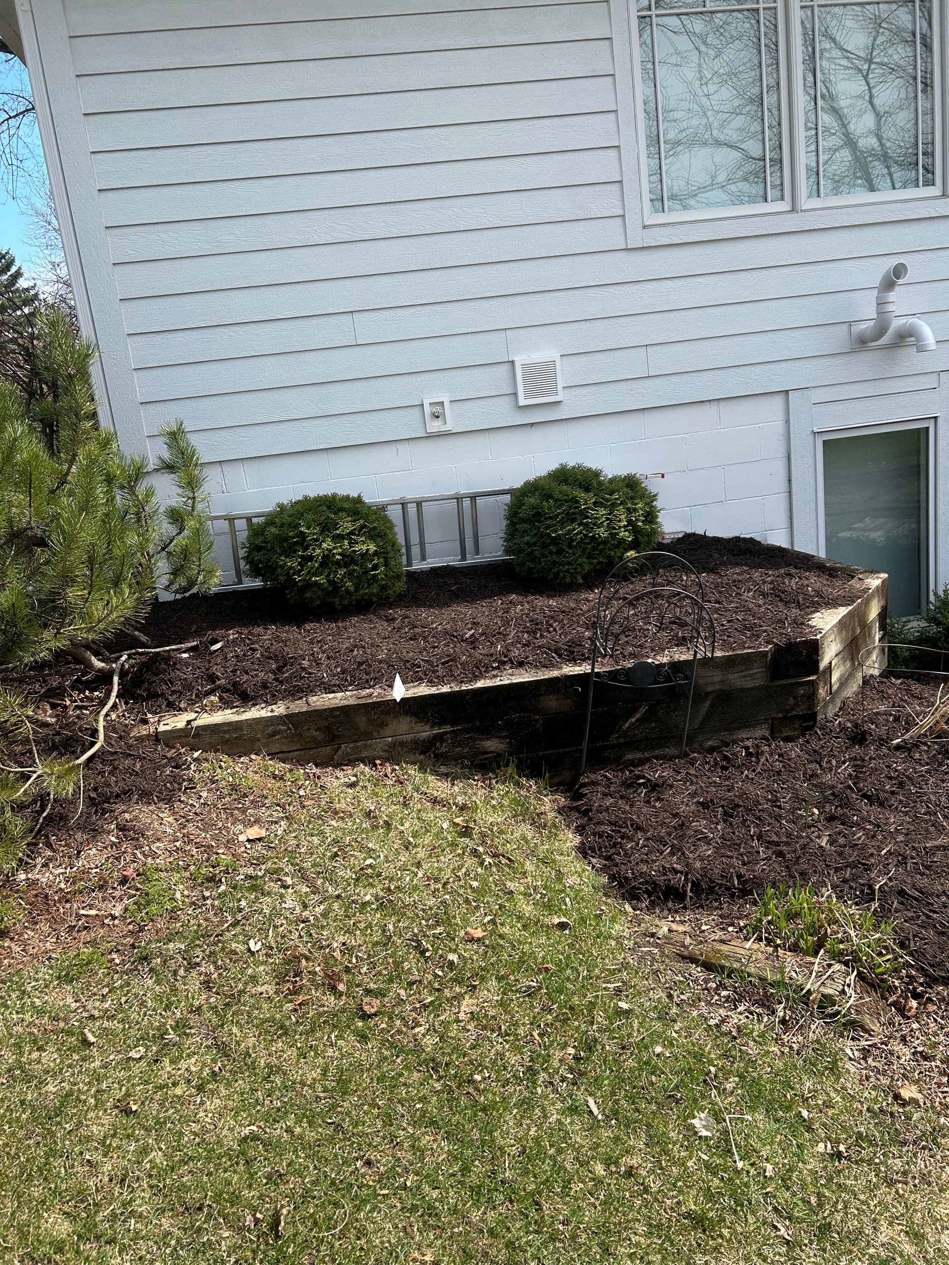 Gallery photos for Spring Garden Cleanup and Fresh Mulch Installation: Image #8