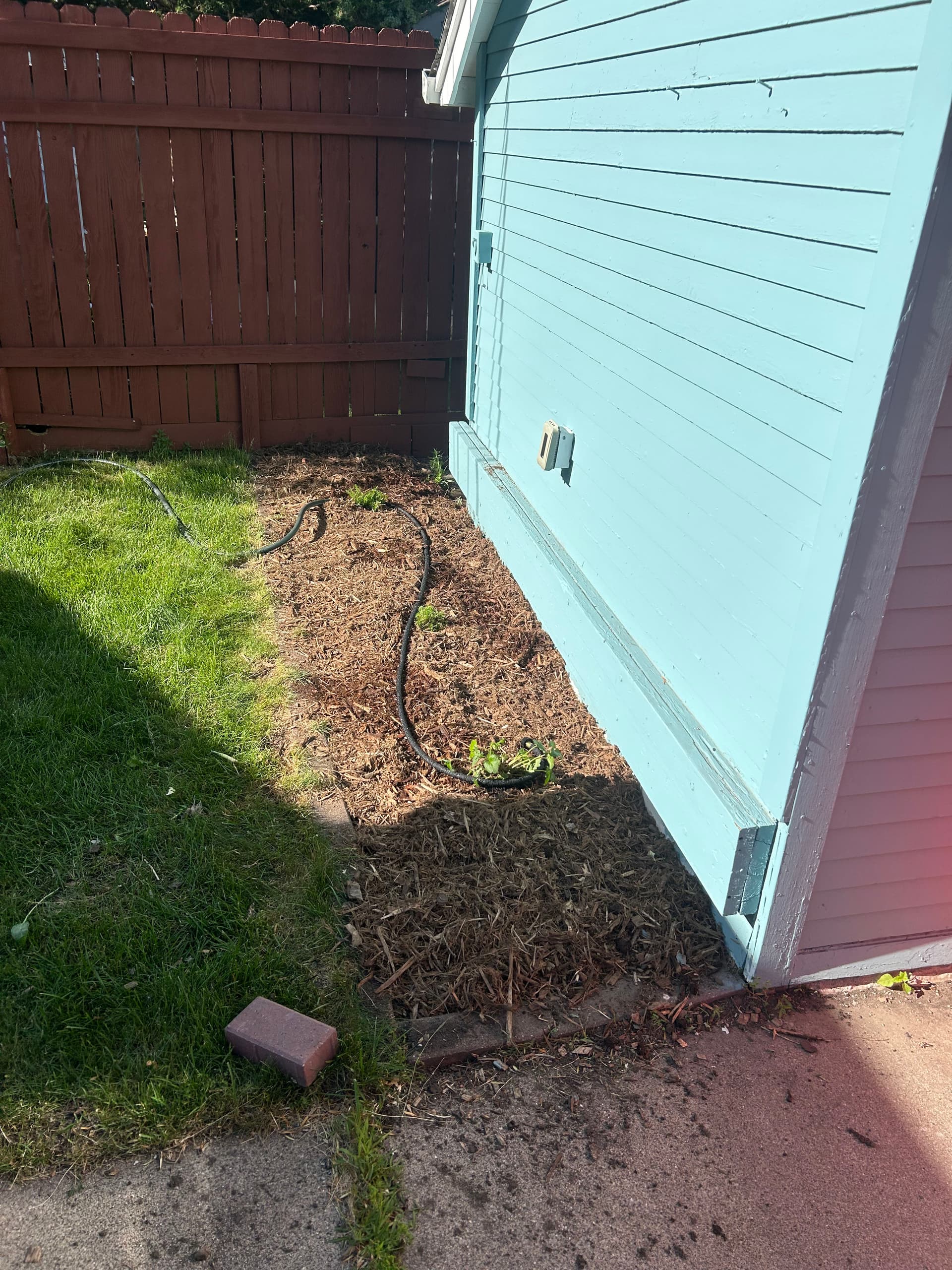 Gallery photos for Fresh Mulch and Clean Beds Around the Whole House: Image #5
