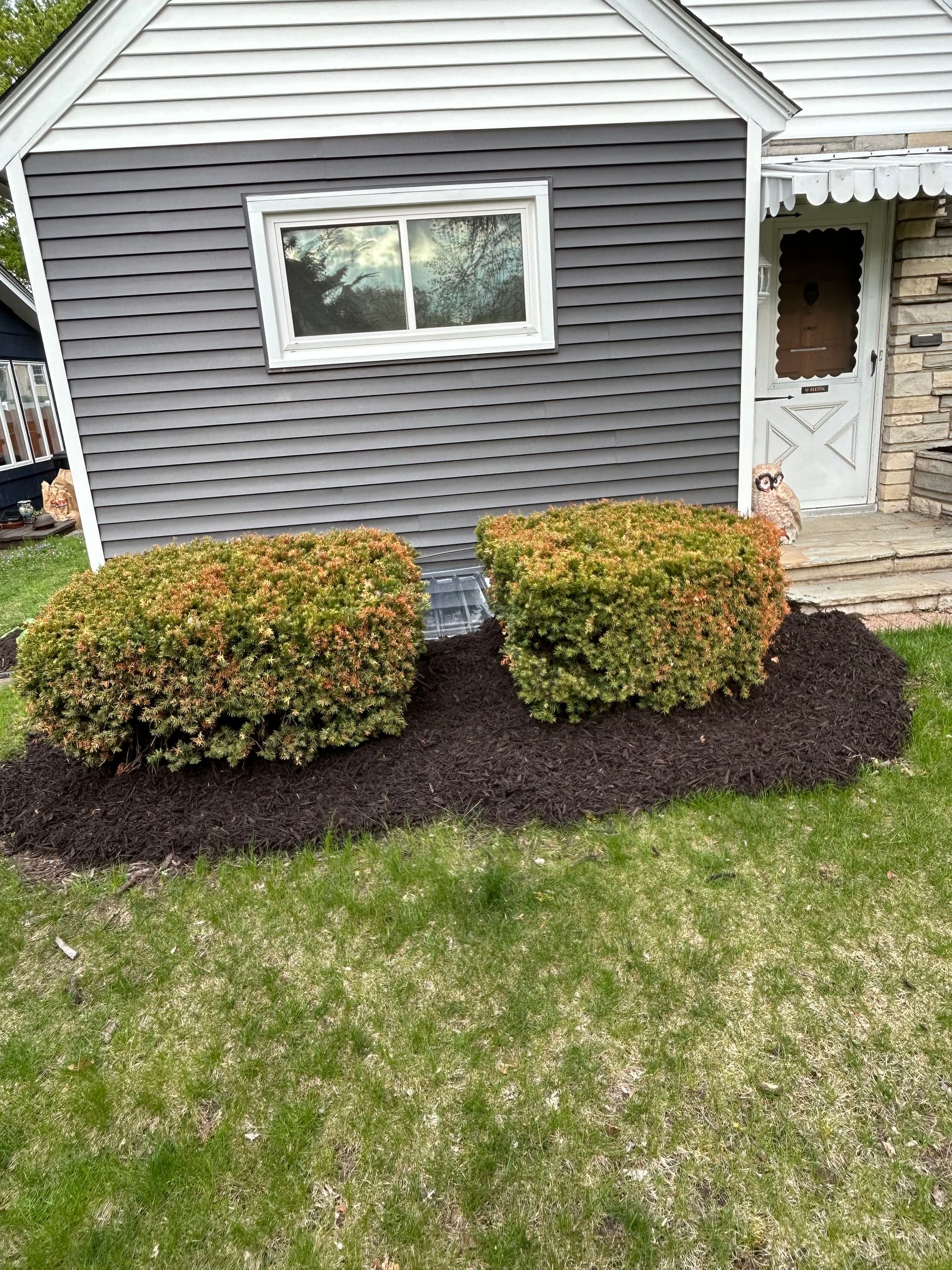 Gallery photos for Fresh Mulch and Clean Beds Make a Real Difference: Image #3