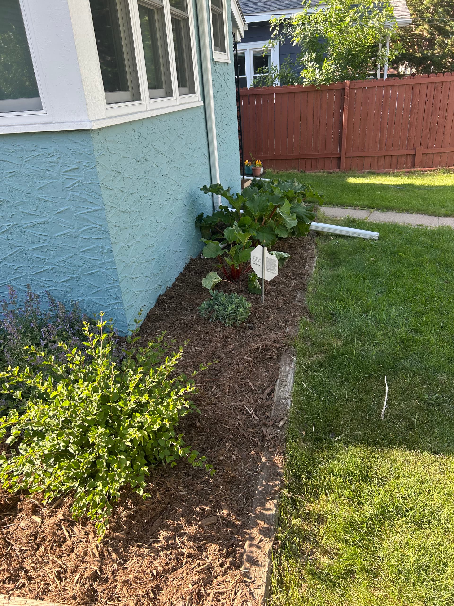 Gallery photos for Fresh Mulch and Clean Beds Around the Whole House: Image #1