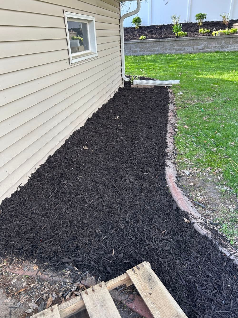 Gallery photos for Fresh Mulch Installation and Spring Bed Cleanup in Minneapolis: Image #3