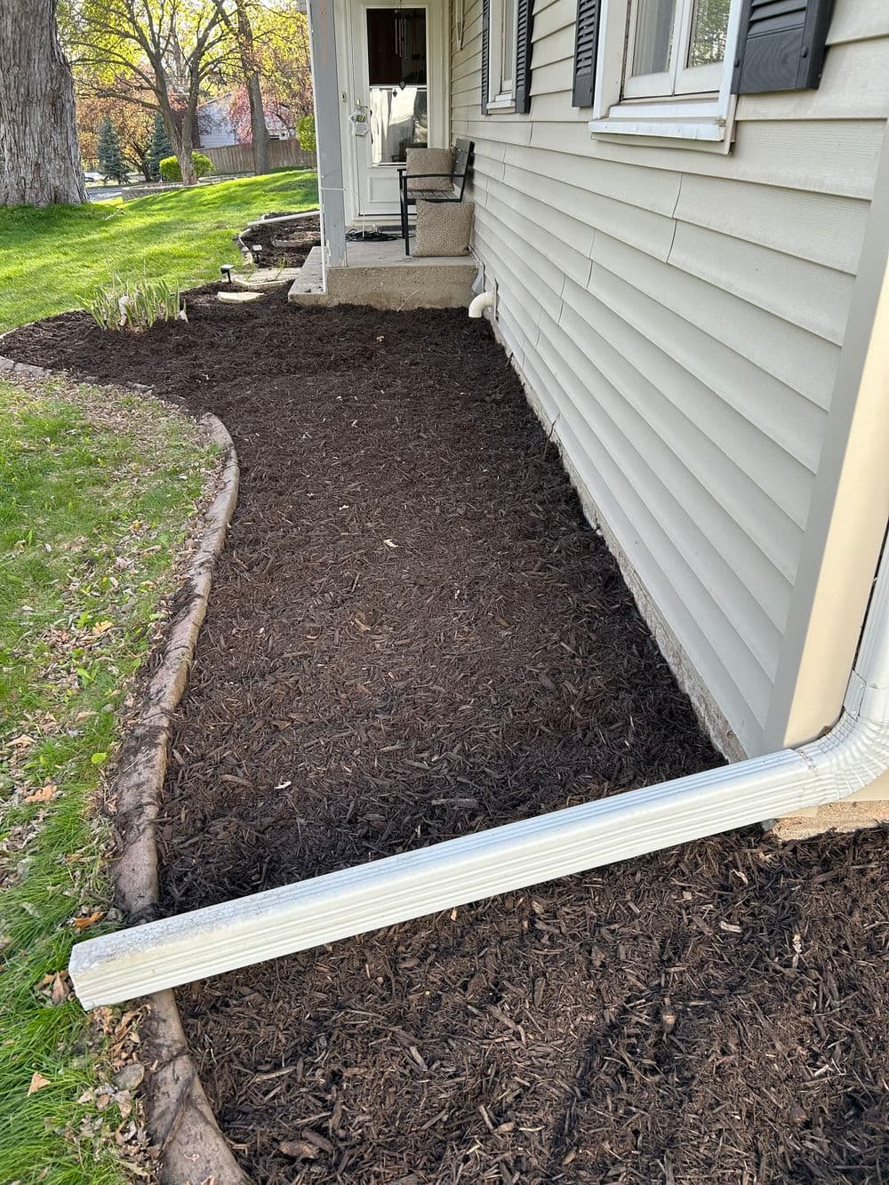 Gallery photos for Fresh Mulch Installation and Spring Bed Cleanup in Minneapolis: Image #4