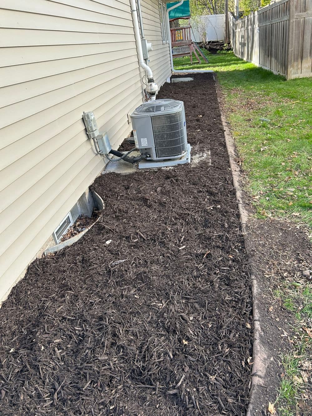 Gallery photos for Fresh Mulch Installation and Spring Bed Cleanup in Minneapolis: Image #7