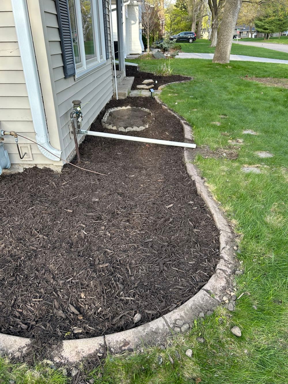 Gallery photos for Fresh Mulch Installation and Spring Bed Cleanup in Minneapolis: Image #13