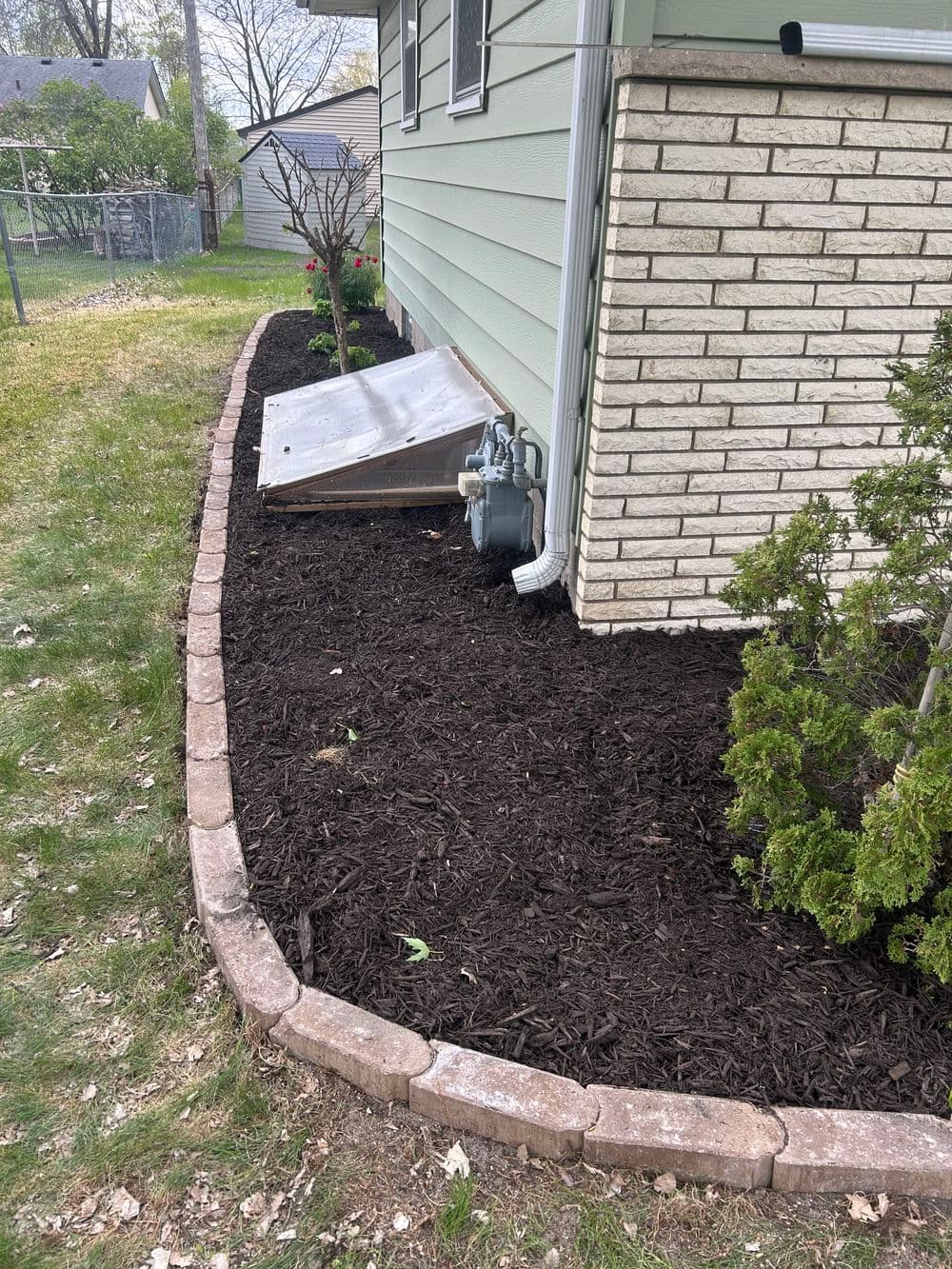 Gallery photos for Fresh Mulch and Clean Bed Edging Around a Minneapolis Home: Image #1