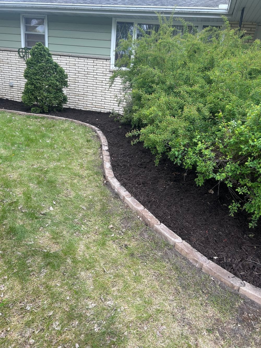 Gallery photos for Fresh Mulch and Clean Bed Edging Around a Minneapolis Home: Image #2